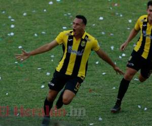 El doblete de Carlo Costly fue insuficiente para que el Monstruo se llevara los tres puntos, porque un zurdazo cruzado de Darixon Vuelto, primero, y un cabezazo de Tejeda, después, sentenciaron la suerte de otro gran juego en el estadio verde. En la imagen, Ángel Tejeda celebra el empate para Real España. Foto: EL HERALDO.