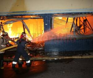 El negocio se quemó por completo, a pesar de los esfuerzos de los bomberos por controlar las llamas. Fotos Jimmy Argueta| EL HERALDO
