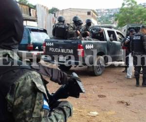 Los detenidos durante la Operación Granizo fueron trasladados a la Dirección Policial de Investigaciones junto a una planta de marihuana, fotos: Estalin Irías/El Heraldo.