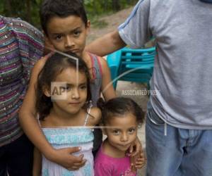 De un lado, los migrantes buscan pedir asilo, del otro el gobierno estadounidense dice no entrarán, y en el medio: los hijos con sus padres ausentes. (Foto: AP)