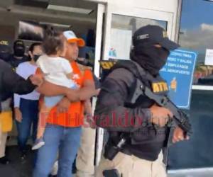 Con su bebé en brazos fue detenido el capitán Santos Orellana, quien corre por una candidatura independiente para la presidencia de Honduras en las elecciones generales de 2021.