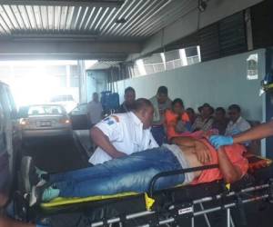 Los hondureños fueron llevados al Hospital General San Juan de Dios. Foto Cortesía Bomberos Guatemala