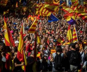 '¡Todos somos Cataluña!' y un mar de banderas españolas y catalanas, una multitud inundó el elegante paseo de Gracia de la capital catalana. Foto: AP