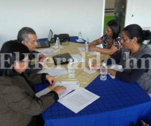 Tres profesionales mujeres y un hombre integran la mesa de monitoreo, quienes empezaron este miércoles las reuniones de trabajo, fotos: Mario Urrutia/El Heraldo.