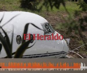 La torre de control le dio indicaciones al piloto del avión antes de que este aterrizara.