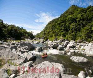 La cuenca del río Cangrejal tiene un total de diez rápidos, y el recorrido toma alrededor de una hora. Foto: Honduras Tips.