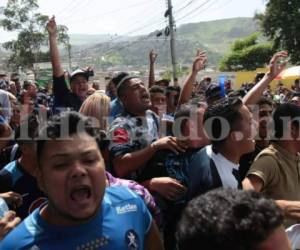 Cientos de aficionados reclamaban el cierre de uno de los portones del estadio Nacional previo al duelo de Gran Final entre Motagua y Honduras de El Progreso. (Foto: EL HERALDO Honduras)