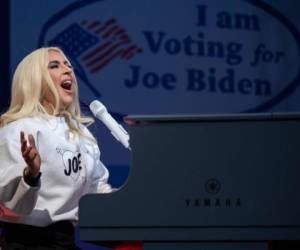 Lady Gaga, a quien el presidente electo llama 'gran amiga', ya había actuado en su último gran mitin, y cuando era vicepresidente de Barack Obama trabajaron juntos en una campaña contra el acoso sexual. Foto: AFP