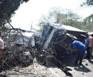 El aparatoso accidente entre los tres vehículos en el bulevar este en San Pedro Sula.