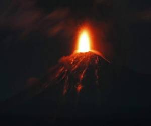 Alrededor de 4.000 personas fueron evacuadas tras una nueva erupción del volcán de Fuego de Guatemala la madrugada del lunes. Foto: AP