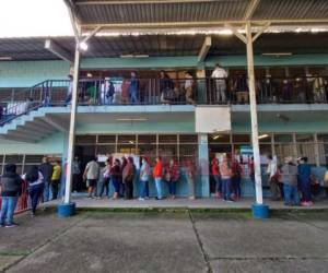 Gran afluencia de personas en los diferentes centros de votación de Honduras. Foto: Alex Pérez / EL HERALDO.