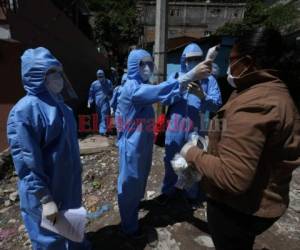 Personal médico realiza visitas casa por casa en las zonas más afectadas para detectar a posibles infectados de covid-19. Foto: Johny Magallanes/ EL HERALDO.