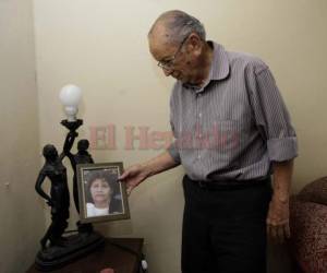 Milton Mateo contemplando la fotografía de su esposa en su casa. (Foto: Emilio Flores/ El Heraldo)