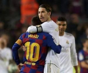 Los capitanes del Real Madrid y el Barcelona podrían terminar jugando juntos la próxima temporada. Foto: AFP