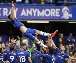 Gary Cahill del Chelsea es alzado por sus compañeros al término del partido de la Liga Premier inglesa contra el Watford en Londres. (Foto: AP)