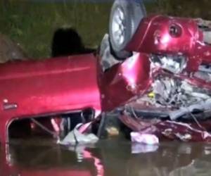 El vehículo quedó totalmente destruido en el río. Foto: Captura de video.