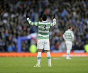 Emilio Izaguirre en uno de los encuentros con el Celtic de Escocia. (Fotos: Agencias/AP/AFP)