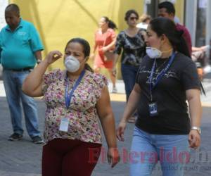 Las personas pueden salir un día durante dos semanas para abastecerse.