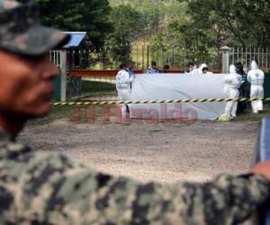 Agentes de Inspecciones Oculares de la DPI revisan la escena.