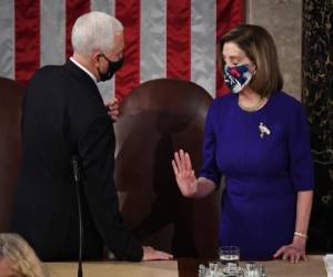 El vicepresidente de Estados Unidos, Mike Pence, preside una sesión conjunta del Congreso para contar los votos electorales para presidente con la presidenta de la Cámara de Representantes, Nancy Pelosi (D-CA), en el Capitolio de los Estados Unidos en Washington. Foto: Agencia AFP.