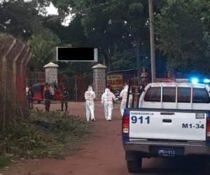 Momento en que el personal de Medicina Forense realiza el levantamiento del cadáver. Foto Estalin Irías| EL HERALDO