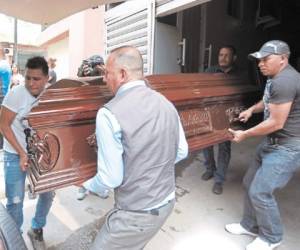 Compañeros de Godoy Reyes acompañaron ayer en la morgue capitalina a sus parientes para hacer los trámites y retirar el cuerpo.