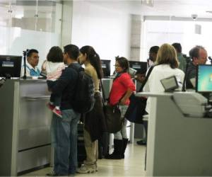 Registro de viajeros en el aeropuerto internacional Toncontín de la capital de Honduras.
