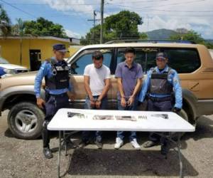 Los presuntos delincuentes junto con agentes de la Policía Nacional. (Foto: Cortesía Policía Nacional)