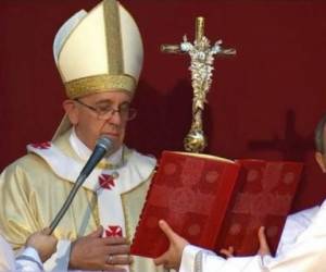 El papa Francisco con el báculo hecho con materiales hondureños, oficiando la misa de la celebración de todos los santos en 2013.