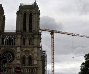 Una grÃºa junto a la Catedral de Notre Dame, el viernes 10 de julio de 2020, en ParÃ­s. (AP Foto/Thibault Camus)