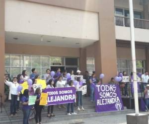 Muchos de los protestantes gritaban “todos somos Alejandra” en solidaridad con la menor que fue abusada sexualmente en la Semana Santa. | Foto: cortesía.