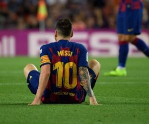 El delantero argentino de Barcelona, ​​Lionel Messi, reacciona en el suelo durante el partido de fútbol de la liga española entre el FC Barcelona y el Villarreal CF en el estadio Camp Nou de Barcelona.