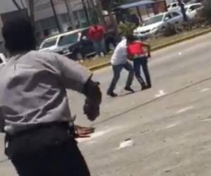 Un espectador captó el frustrado asalto en un vídeo que viralizó en redes sociales. Foto: Captura