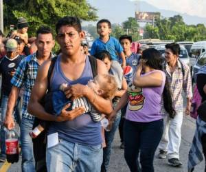 Esta tarde se sabrá si el enorme grupo, entre ellos decenas de niños, logra ingresar al país centroamericano. (Foto: AFP)