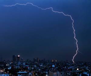 En esta imagen, tomada el 22 de junio de 2020, un rayo ilumina el cielo durante una tormenta a primera hora de la mañana, en la Ciudad de México. Foto ilustrativa.