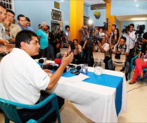 Ante los medios de comunicación, Ruela dijo ser víctima de ataques del gobierno de Honduras.