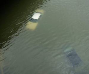 Varios carros quedaron bajo el agua, hasta el momento se desconoce si habrían más personas atrapadas en otros vehículos. Foto: AP