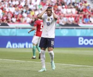 El francés Kylian Mbappé reacciona durante el partido del grupo F del campeonato de fútbol de la Euro 2020 entre Hungría y Francia, en el estadio Ferenc Puskas, en Budapest. Foto:AP
