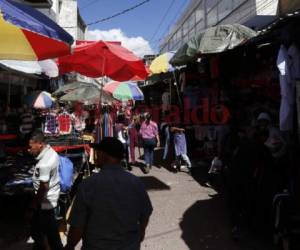 Incluso para los peatones se dificulta caminar por la quinta avenida de Comayagüela que está invadida por los comerciantes informales.