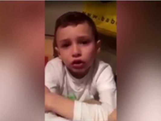 El pequeño fue grabado por una de sus hermanas, quien subió el vídeo a las redes sociales.