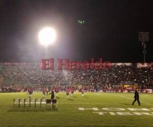 Cientos de capitalinos llegaron al estadio para presenciar el partido. Foto: Yinely Suazo/EL HERALDO