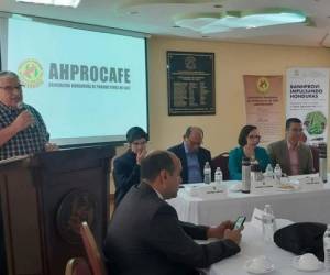 Autoridades de Banhprovi, Confianza y CNBS iniciaron el miércoles la jornada de socialización de los préstamos y las garantías con los caficultores.