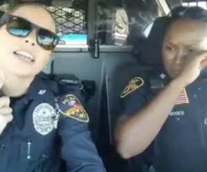Las dos agentes de la policía se han vuelto virales en redes sociales.