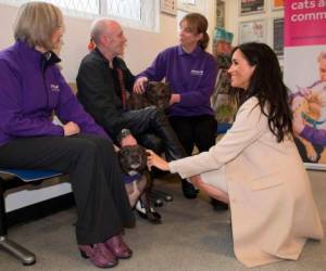 Meghan Markle junto a Wully Struthers y su Staffordshire Bull Terriers 'Azzy' y 'Gallis' durante su visita a la organización de bienestar animal Mayhew en Londres. Establecida en 1886, Mayhew busca formas innovadoras para reducir la número de animales necesitados a través de iniciativas proactivas comunitarias y educativas y atención veterinaria preventivas. Foto: Agencia AFP