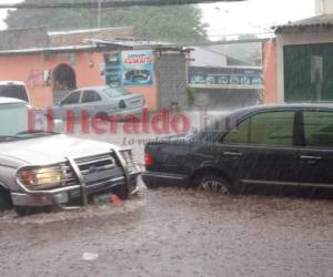 Los planes de desplazarse hacia sus destinos se convirtieron en una pesadilla para estos conductores que se quedaron atrapados en la calle convertida en río. Foto: Yony Bustillo/ EL HERALDO