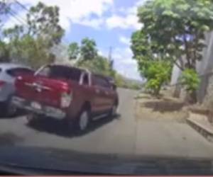 Un video difundido en las redes sociales muestra cómo cuatro hombre se bajan de un carro y comienzan a golpear las ventanas. Foto: Captura