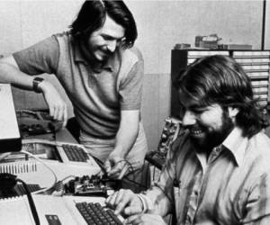 Stephen Wozniak junto a Jobs ennuna foto de sus primeros trabajos de Apple.