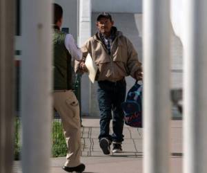 Carlos Catarlo Gómez, un solicitante de asilo de Honduras, regresa a México desde los Estados Unidos mientras su caso es procesado por las autoridades estadounidenses, en el puerto de El Chaparral, en la frontera de Estados Unidos con México, en Tijuana, estado de Baja California, México. Agencia AP.