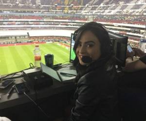 La bella periodista mexicana se convirtió en la primera mujer en narrar un partido de fútbol. Foto: Univisión Deportes/Twitter.