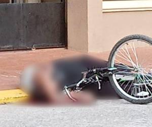 El cadáver de la víctima quedo tirado en la calle junto a su bicicleta.